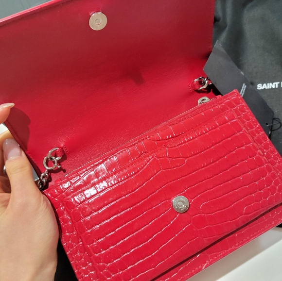 YSL SUNSET BAG CROCODILE EMBOSSED SHINY LEATHER- RED (NEW W/TAGS PACKAGING). - Picture 6 of 16